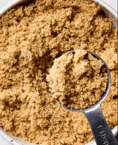 Ali naj rjavi sladkor vržemo v smeti, ko se strdi in tvori grudice? 2 rjavi sladkor