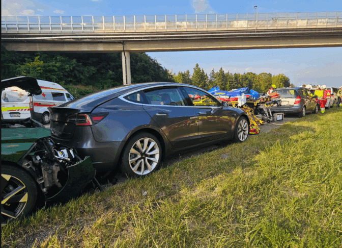 Na avstrijski avtocesti trčilo 33 vozil (video) 2 trčil