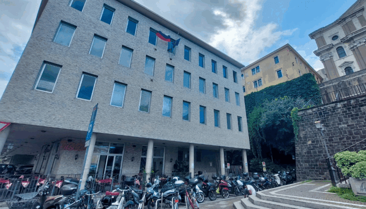 Policija odkrila avtorja žaljivih napisov na slovenskem konzulatu 2 konzulat