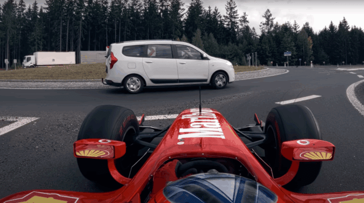 Policija nemočna: Že 6 let z dirkalnikom drvi po avtocesti (video) 2 dirka dirkač