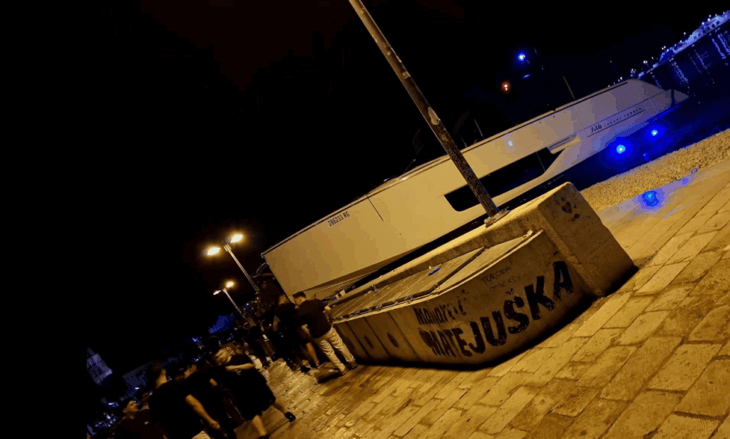 Motorni čoln s polno hitrostjo na plažo: Skiper zaspal? 5 motorni čoln