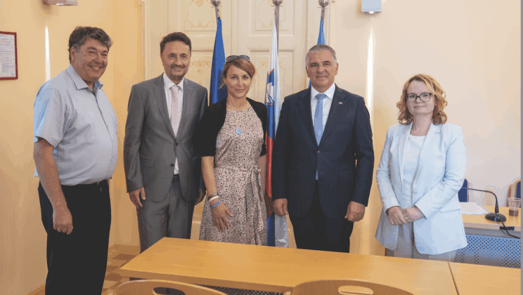Državni svet Republike Slovenije: Glas civilne družbe in podpora kakovostni zakonodaji 2 VODSTVO DRŽAVNEGA SVETA RS PREDSEDNIK MARKO LOTRIČ,PODPREDSEDNIK MATJAŽ ŠVAGAN IN GENERALNA SEKRETARKA DR. MONIKA KIRBIŠ ROJS Z ŽUPANOM OBČINE ŠEMPETER-VRTOJBA MAG. MILANOM TURKOM IN DIREKTORICO GO! 2025 MIJO LORBEK. VODSTVO DRŽAVNEGA SVETA RS ODLOČNO PODPIRA IN SI PRIZADEVA ZA REGIONALIZACIJO SLOVENIJE.
