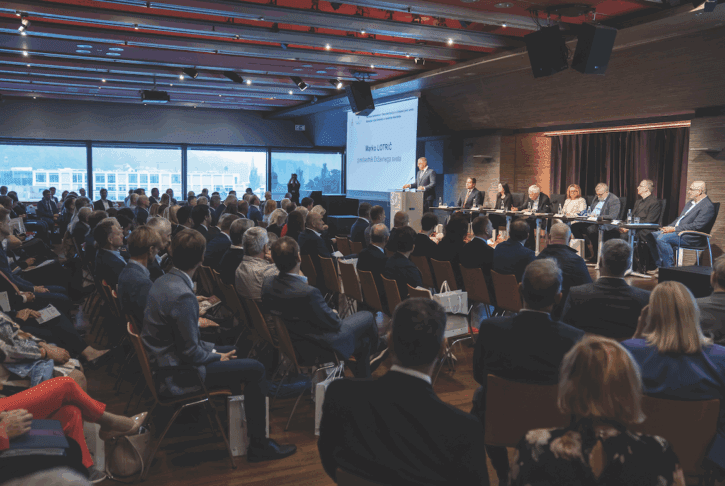 Državni svet Republike Slovenije: Glas civilne družbe in podpora kakovostni zakonodaji 3 Prva razvojna konferenca Državnega sveta Decentralizaci-ja in učinkovit javni servis: razvojna vizija Slovenije za nas- lednje desetletje, ki je potekala septembra 2024, je napolni- la dvorano do zadnjega kotička.