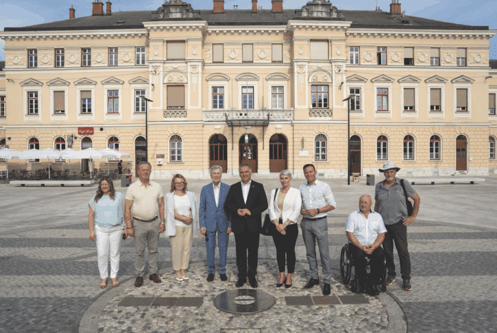 Državni svet Republike Slovenije: Glas civilne družbe in podpora kakovostni zakonodaji 4 Predstavniki Državnega sveta s podžupanom Mestne občineNova Gorica Markom Tribušonom na Trgu Evrope.
