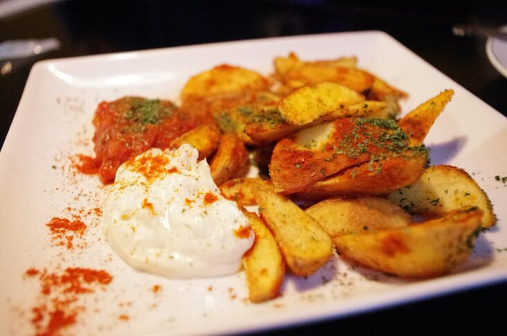 Pečen krompir, ki ga še niste poskusili: trik z majonezo 3 krompir začimbe pixabay