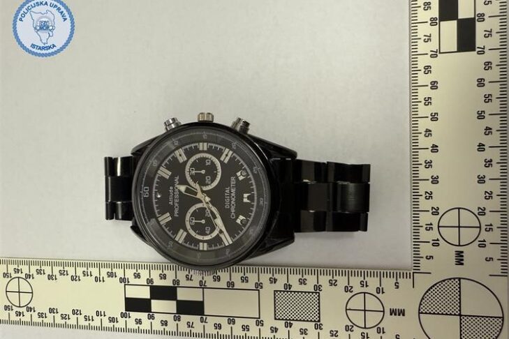 Z ročno uro snemal gole otroke na istrski plaži 2 ura