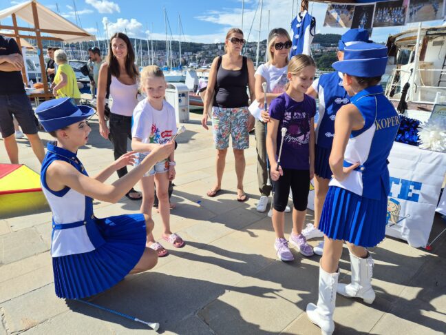 36 društev združilo različne generacije in napolnilo mesto (FOTO) 2 FOTO: Mažorete Koper // Koper športa 2025