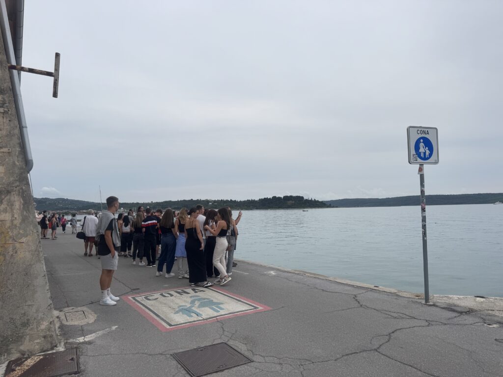 Poglejte, koga je občudovala skupina ljudi v Portorožu (VIDEO) 2 59DD1430 7D27 433F AD7B 63AC66E8DF39