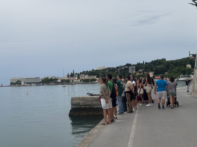 Poglejte, koga je občudovala skupina ljudi v Portorožu (VIDEO) 2 Portorož