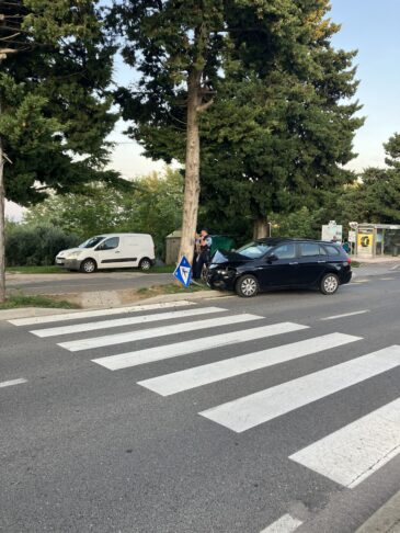 Pirančanka podrla dva prometna znaka in se zaletela v drevo (foto) 2 zaletela se je v drevo