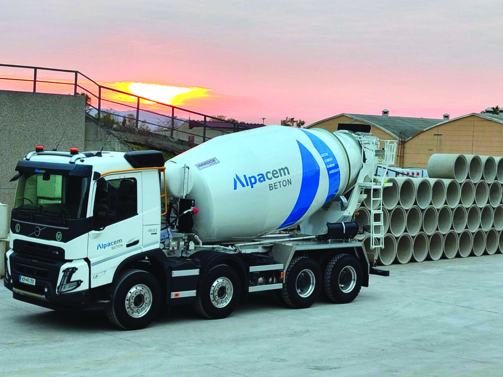 Pozitivni multiplikativni učinki Alpacema krepijo regionalno in nacionalno gospodarstvo 2 Kamion 2