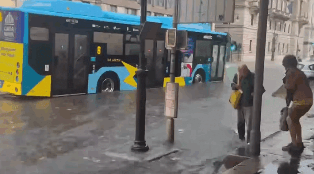 Poplave v Trstu: Voda butala iz jaškov in zalila mesto (video) 2 Trst