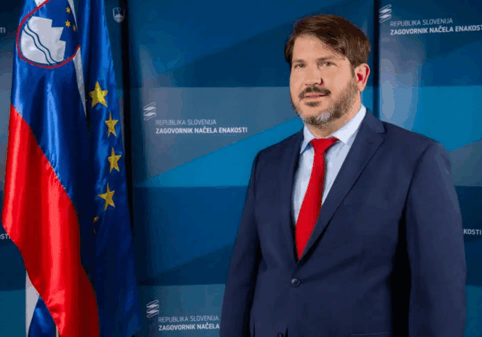 Je štipendijski sklad diskriminiral zamejske študente? 2 študenti