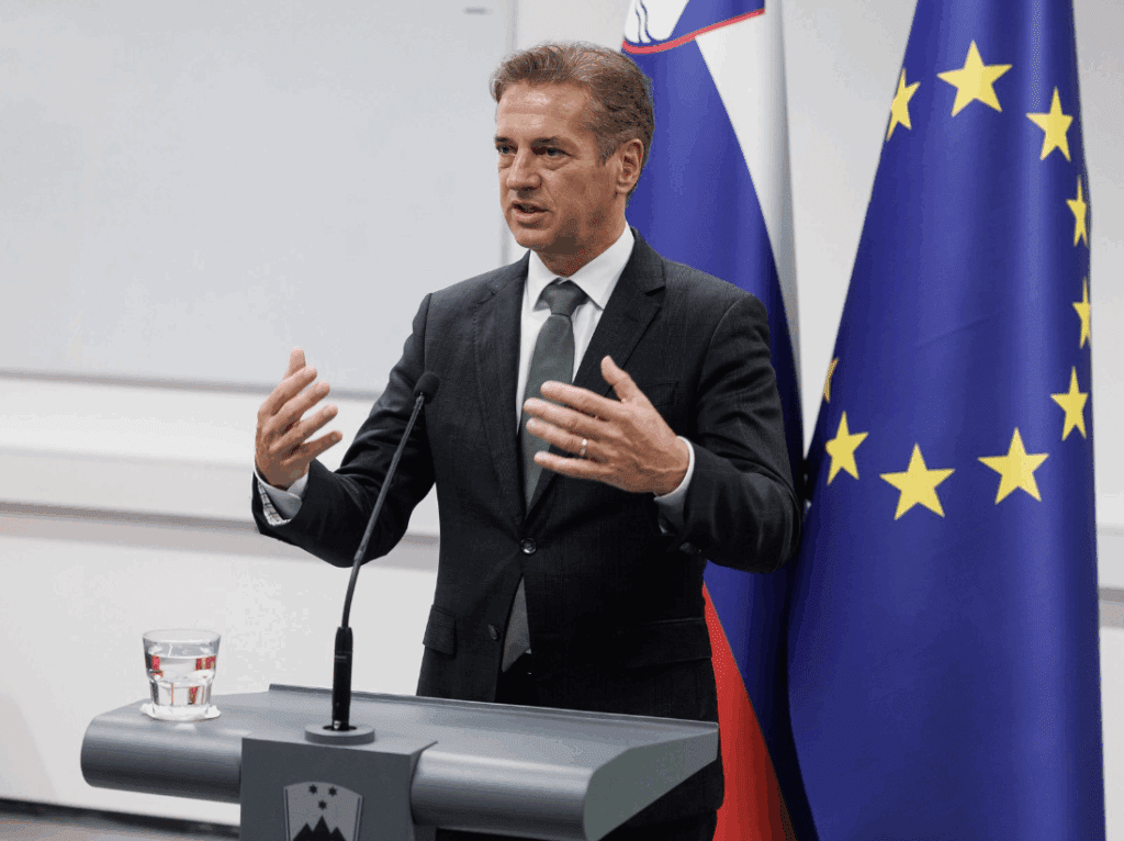 Predsednik vlade Golob v tožbe zoper Mahniča, Štrancarja in Černača 5 robert golob
