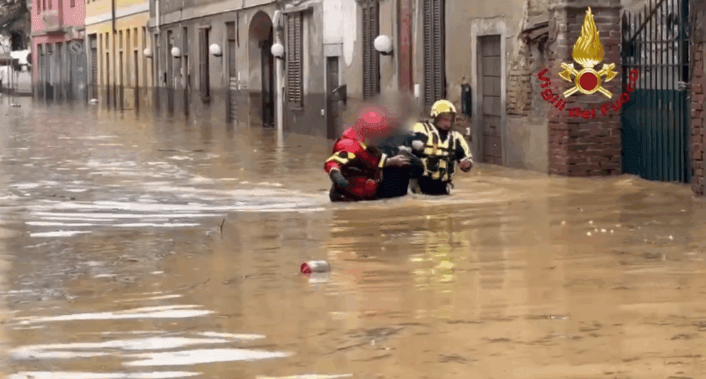 Poplave v Italiji: Gasilci rešili mater in dojenčka s strehe avtomobila (video) 5 rešili