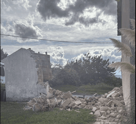 Trčenje dveh tovornjakov pri Kopru: hiša delno porušena 2 Screenshot 2025 09 22 at 18.37.56