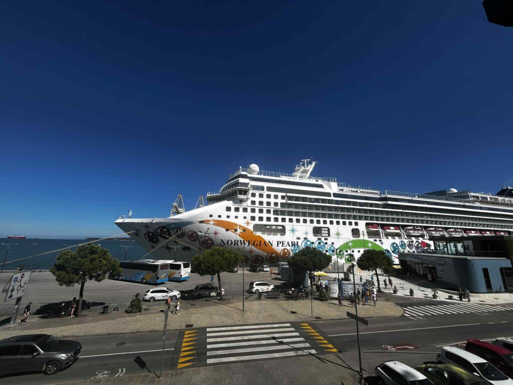 Barka z 2.400 potniki prispela v Koper (FOTO) 5 Unknown 87