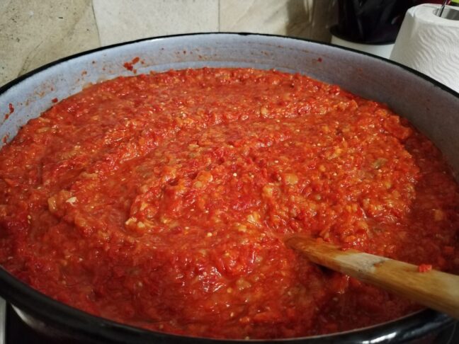 Trik, s katerim se bodo pečene paprike olupile kar same! 3 ajvar