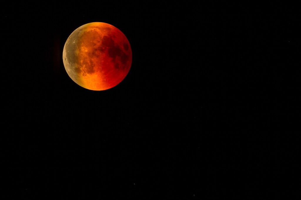 Lunin mrk prihaja: Katere spremembe prinaša v ljubezni in čustvih? 2 lunin mrk astrologija horoskop