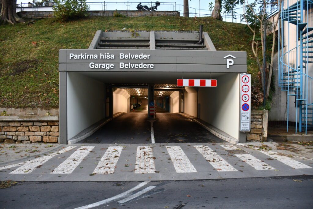 Zaradi močnega deževja odprti parkirni hiši Belveder in Sonce 3 parkirni hiši