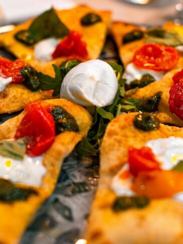 Drugačna, a brez kompliciranja: Ste že poskusili pizzo s pestom? 2 pizza s pestom