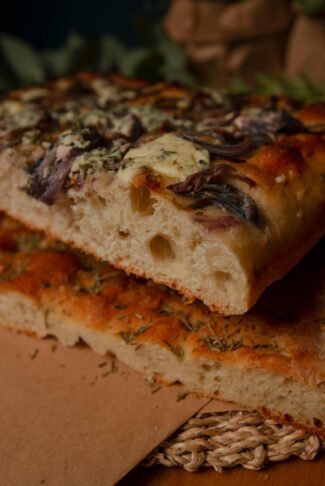 Brez pšenice in slabe vesti: Hitra focaccia z oljkami in rožmarinom 3 focaccia
