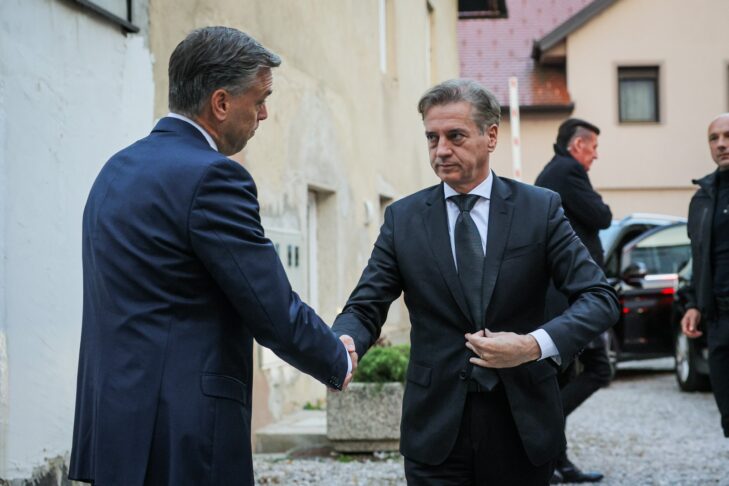 Množica v Novem mestu izžvižgala Goloba in vzklikala "odstop" 2 golob