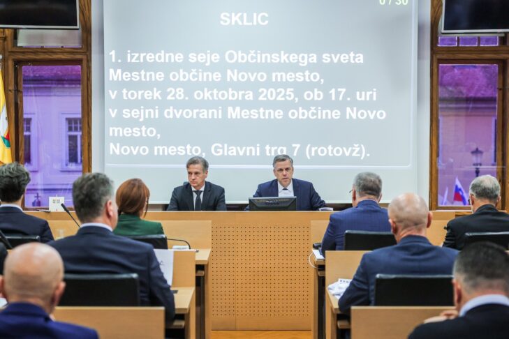 Množica v Novem mestu izžvižgala Goloba in vzklikala "odstop" 1 Golob