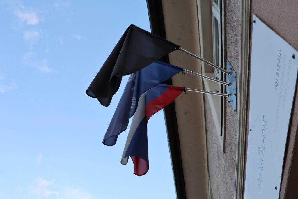 V številnih dolenjskih občinah izobesili črne zastave (foto in video) 3 OBČINA MIRNA DOLENJSKA