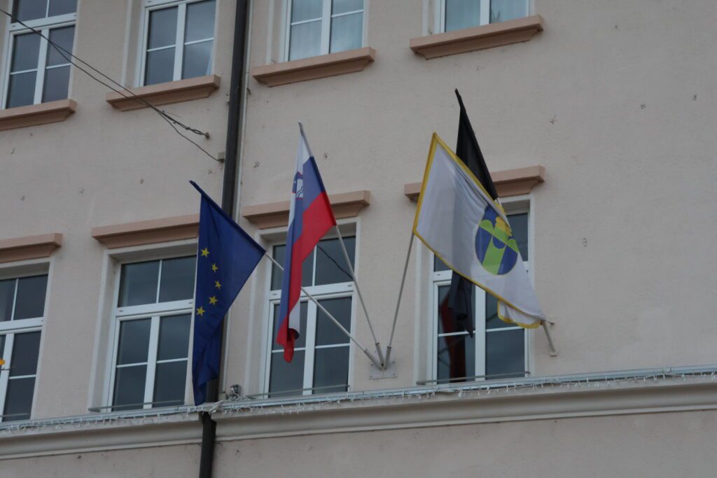 V številnih dolenjskih občinah izobesili črne zastave (foto in video) 4 OBČINA TREBNJE DOLENJSKA