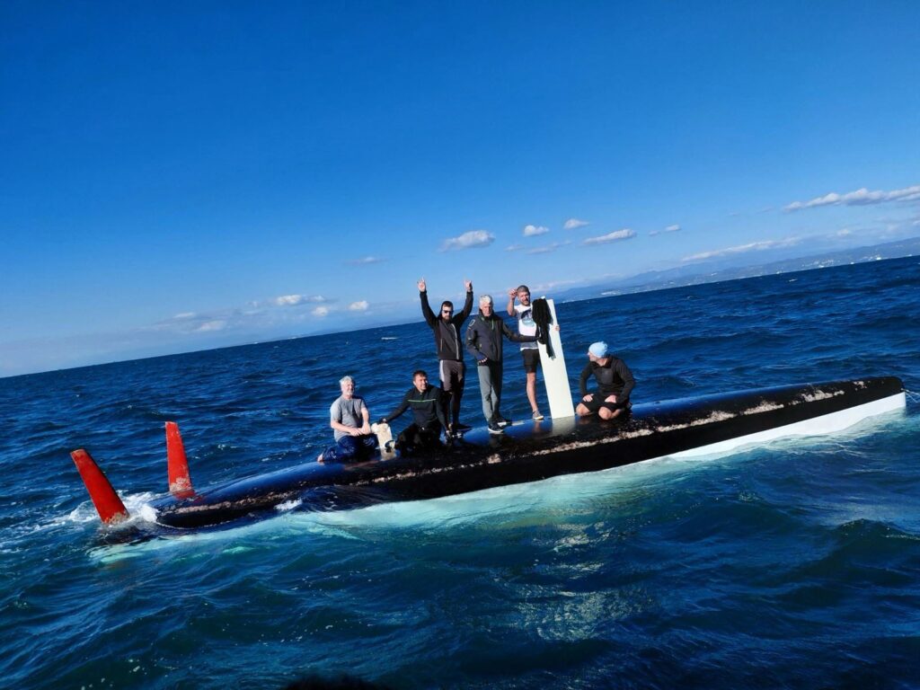 Nedaleč od Izole rešili 6 ljudi s potapljajoče se jadrnice 4 rešili 6 ljudi
