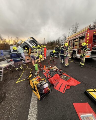Gasilci so iz tovornjaka reševali ukleščeno osebo (foto) 3 gasilci