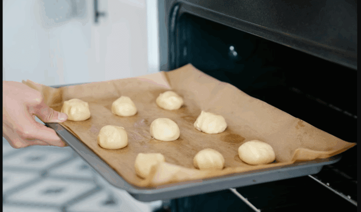 Zakaj kuharji vedno položijo peki papir na dno pečice? 2 peki papir