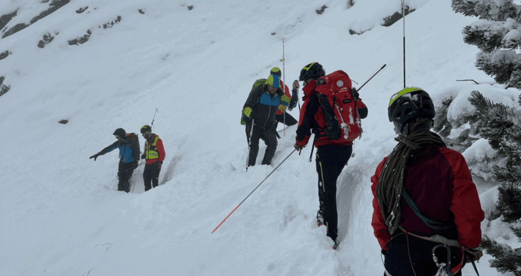 Pogrešana planinca, ki ju je zasul plaz, našli mrtva 3 plaz