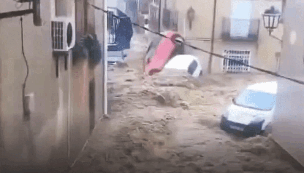 Poplave v Kataloniji: Voda odnaša ljudi, ujete v avtomobilih (video) 4 poplave