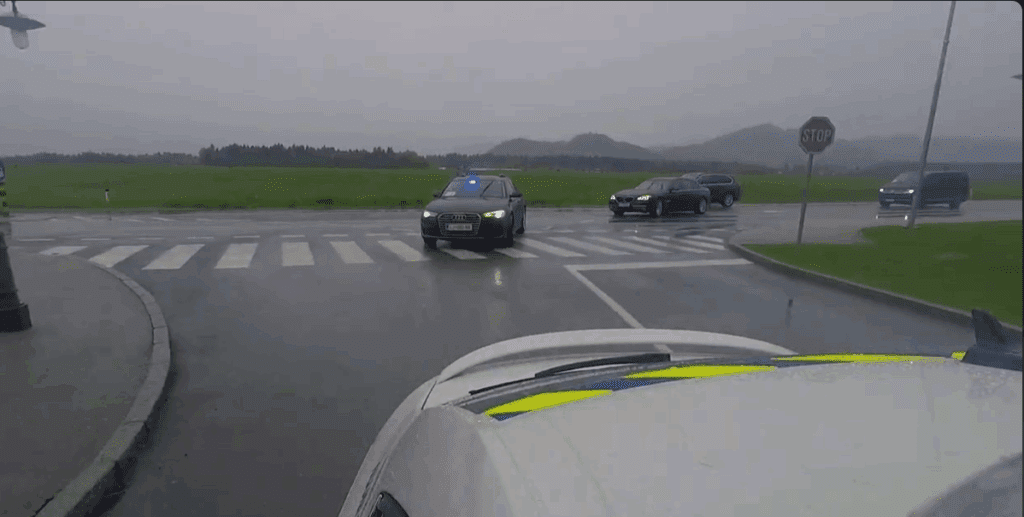 Policija: Ob kolonah s spremstvom se morajo vozniki umakniti z vozišča (video) 7 kolone s spremstvom