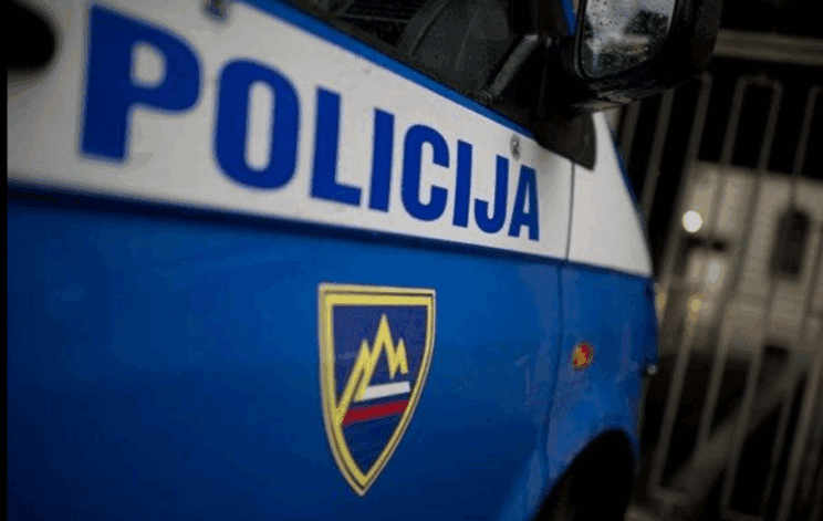 Trčil z vozilom v zid, metal kamne v reševalce in policistko vlekel za lase 1 reševal