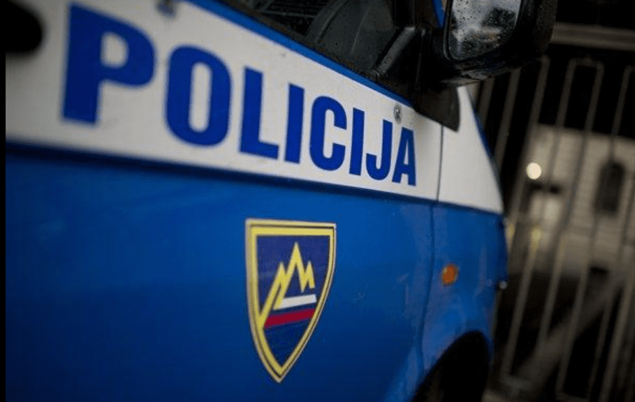 Trčil z vozilom v zid, metal kamne v reševalce in policistko vlekel za lase 9 reševal