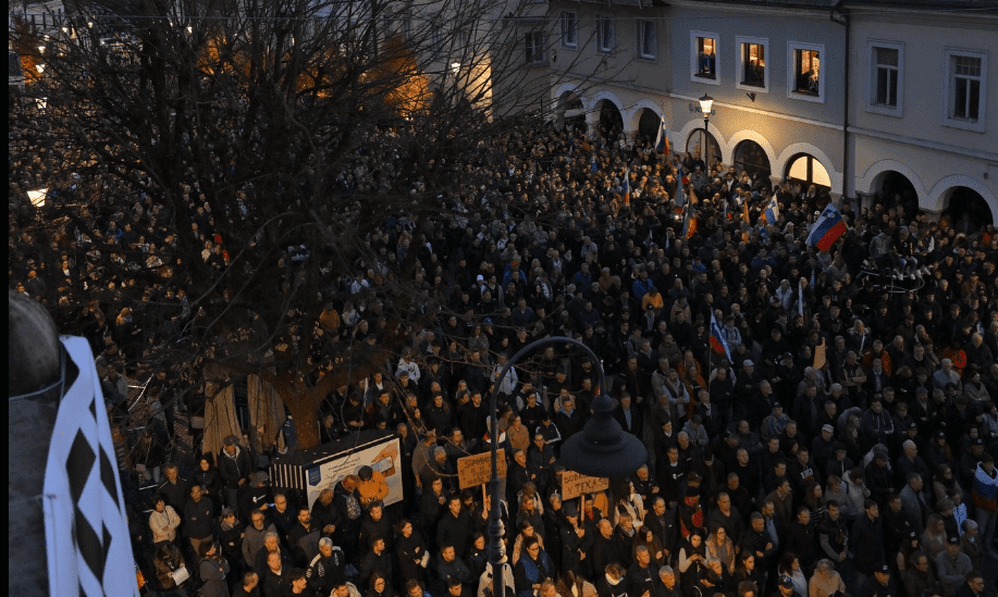 Nepregledna množica ljudi se danes poklanja umrlemu Alešu (foto/video) 9 množica ljudi golob