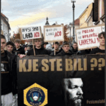 Nepregledna množica ljudi se danes poklanja umrlemu Alešu (foto/video) 2 množica golob