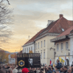 Nepregledna množica ljudi se danes poklanja umrlemu Alešu (foto/video) 3 Posnetek zaslona 2025 10 28 183704