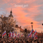 Nepregledna množica ljudi se danes poklanja umrlemu Alešu (foto/video) 4 Posnetek zaslona 2025 10 28 183712