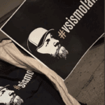 Nepregledna množica ljudi se danes poklanja umrlemu Alešu (foto/video) 5 Posnetek zaslona 2025 10 28 183719