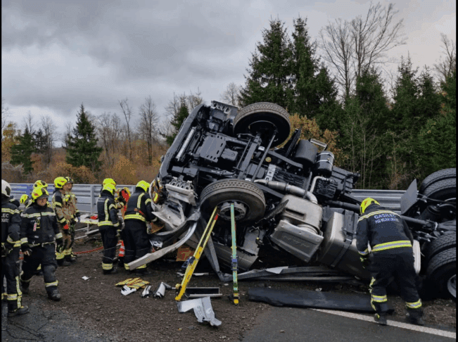 Gasilci so iz tovornjaka reševali ukleščeno osebo (foto) 1 gasilci