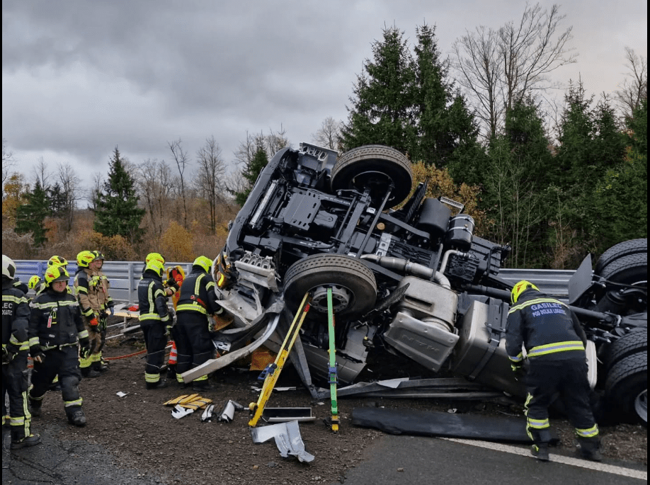 Gasilci so iz tovornjaka reševali ukleščeno osebo (foto) 10 gasilci