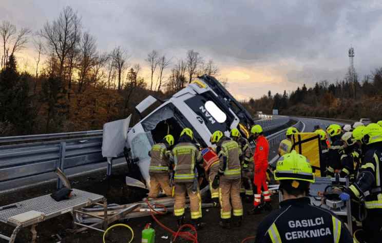 Gasilci so iz tovornjaka reševali ukleščeno osebo (foto) 2 gasilci