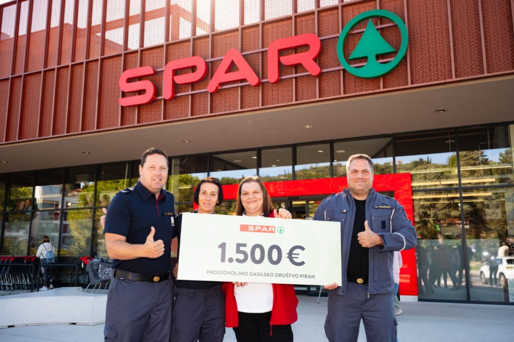 Donacija lokalnim društvom ob otvoritvi nove trgovine SPAR v Portorožu 8 Predaja donacij 3 drustvom ob otvoritvi SPAR Portoroz 3