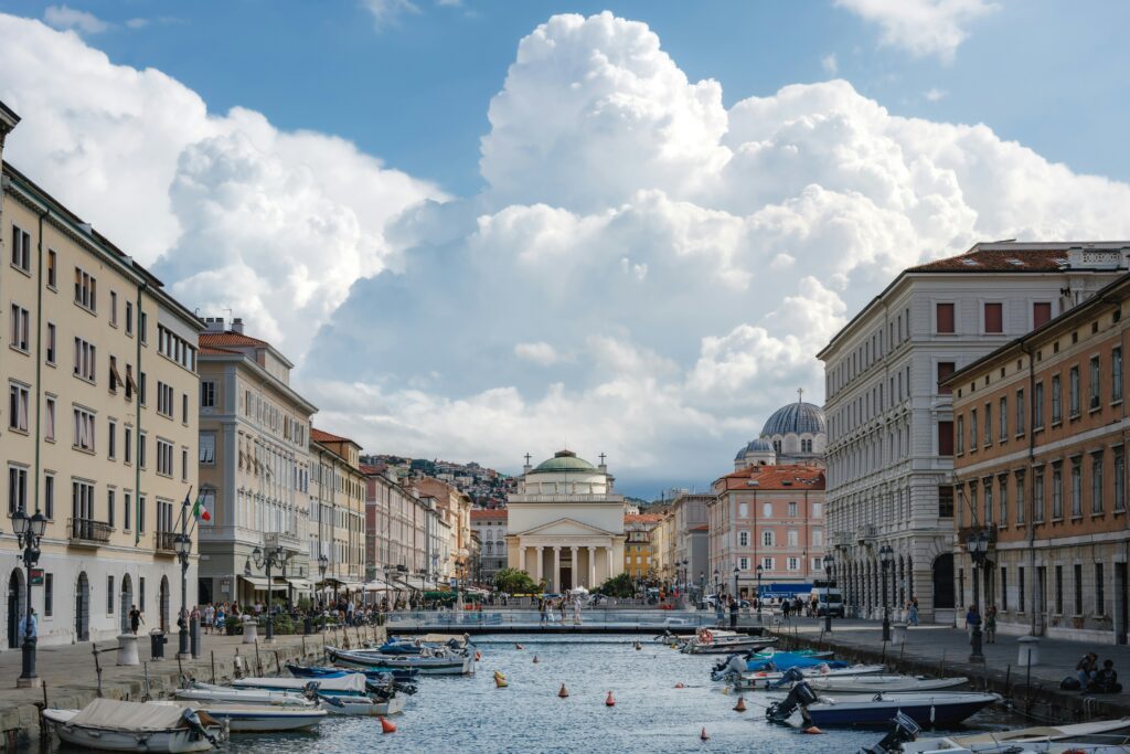 Danes velika evakuacija v Trstu 4 daniel sessler ZPJZDA6gRCA unsplash