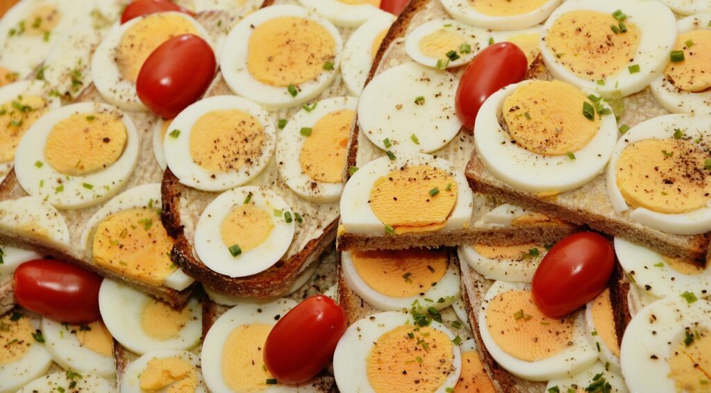Preprost trik, s katerim boste trdo kuhana jajca olupili v nekaj sekundah 2 egg sandwich 2761894 1280