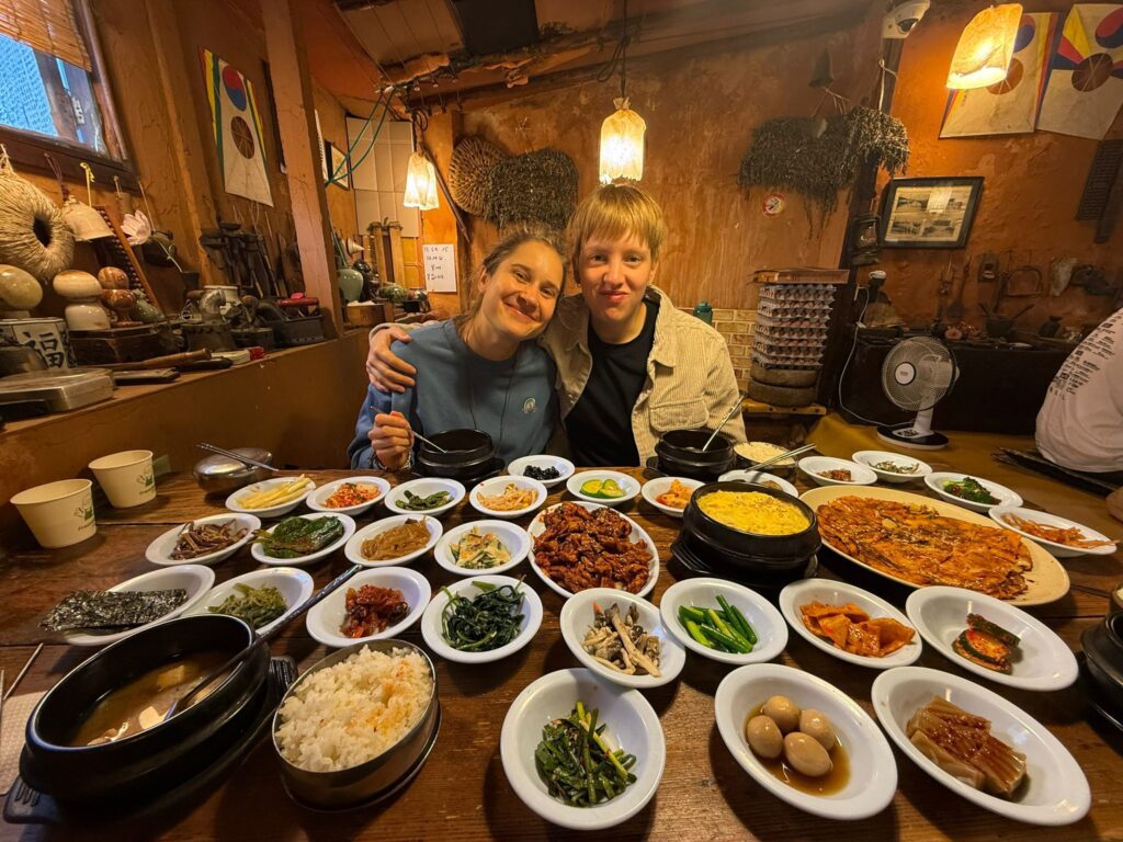 Nina in Sara navdušili Južno Korejo 4 freekind